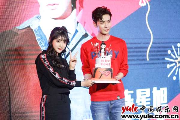 SNH48李艺彤亮相上海时装周潮流少女无惧挑战秀出自我