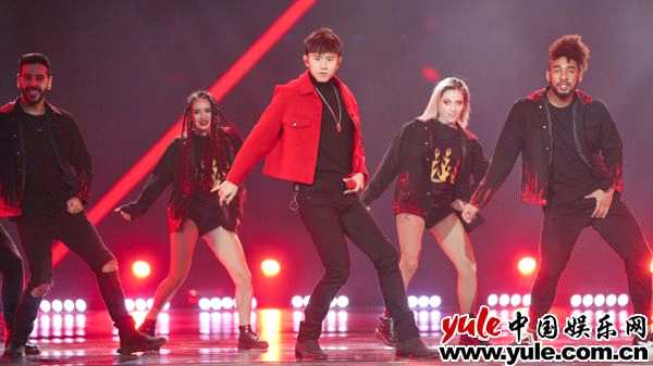 张杰放歌安徽春晚引大合唱 央视春晚彩排哄孩子被赞“《这，就是爱》”