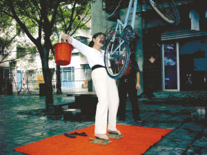 重庆女子能赤脚站刀刃用口叼起自行车