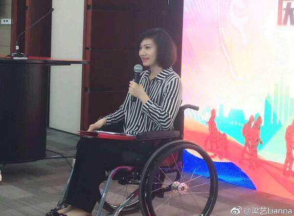 她曾是湖南卫视当家花旦，不幸因病瘫痪，男友深夜离去