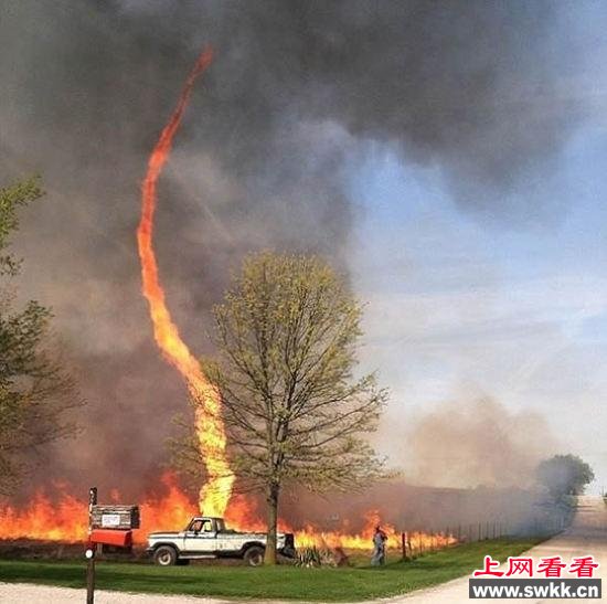 广东惊现20米高的火龙卷_0