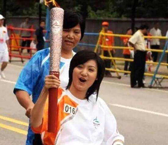 她曾是湖南卫视当家花旦，不幸因病瘫痪，男友深夜离去