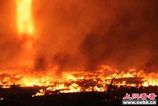 广东惊现20米高的火龙卷_0