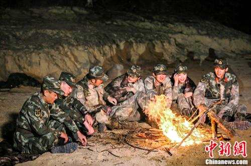 湖南卫视《奇兵神犬》杨烁泥潭救犬 沙溢花式藏匿