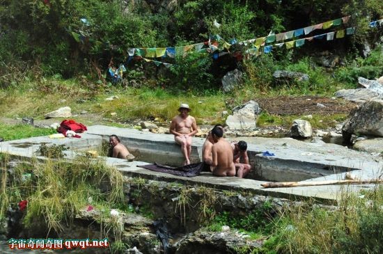 探秘四川牦牛谷天然温泉浴池：一道裸浴风景