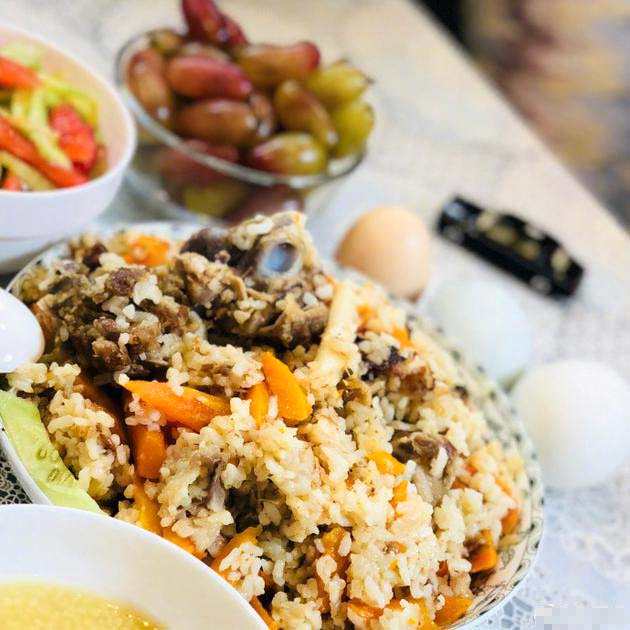 佟丽娅晒丰盛手抓饭 自我调侃：新疆女演员的早餐