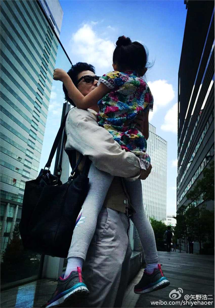 矢野浩二罕有晒8岁女儿照片，其重庆籍太太却从未曝光过