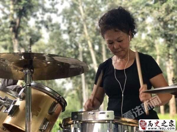 有梦想都了不起！59岁北京大妈桥下苦练架子鼓5年