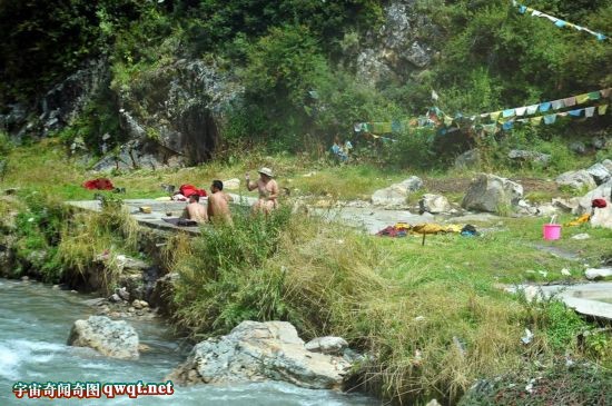探秘四川牦牛谷天然温泉浴池：一道裸浴风景
