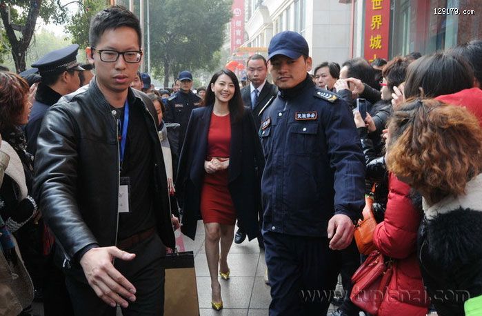 高圆圆上海捞金 排场大十人开路