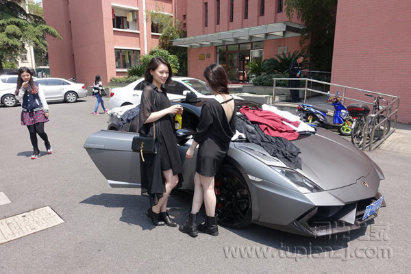 上海女大学生开兰博基尼跑车卖衣服 豪气程度屌炸天