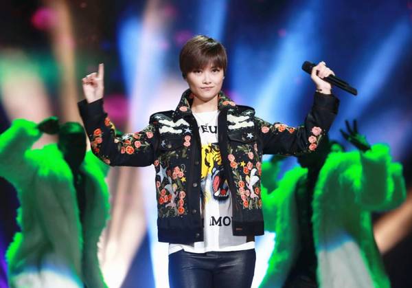 李宇春张菲八年后同台安徽春晚 曾感慨她不得了