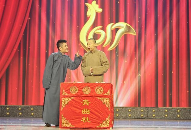 苗阜王声再登山东春晚 《金鸡迎春》引台下爆笑