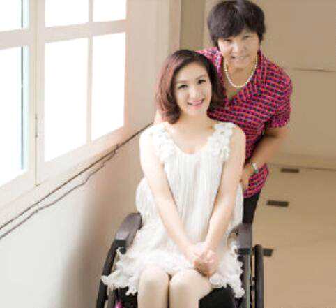 她曾是湖南卫视当家花旦，不幸因病瘫痪，男友深夜离去