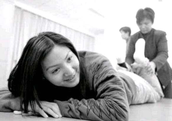 她曾是湖南卫视当家花旦，不幸因病瘫痪，男友深夜离去