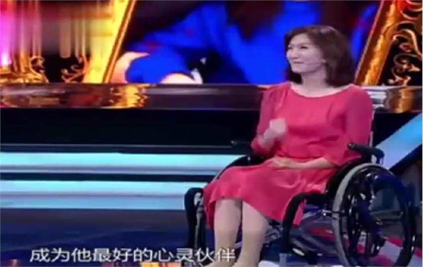 她曾是湖南卫视当家花旦，不幸因病瘫痪，男友深夜离去