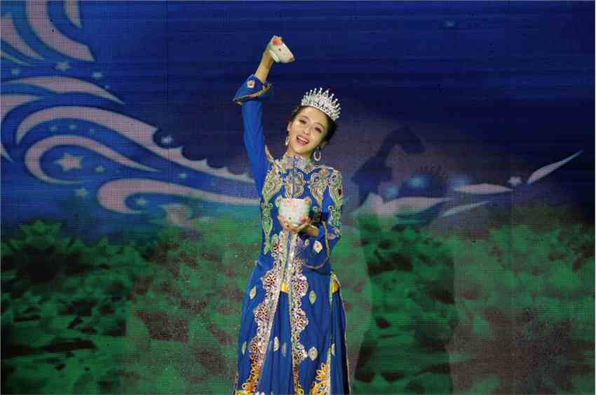 佟丽娅美丽新疆裙摆舞动三沙 传递社会正能量