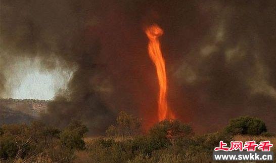广东惊现20米高的火龙卷_0