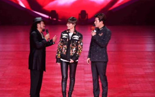 李宇春张菲八年后同台安徽春晚 曾感慨她不得了