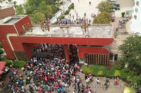 爆云南城管欲打摆摊老人 遭数千学生围殴