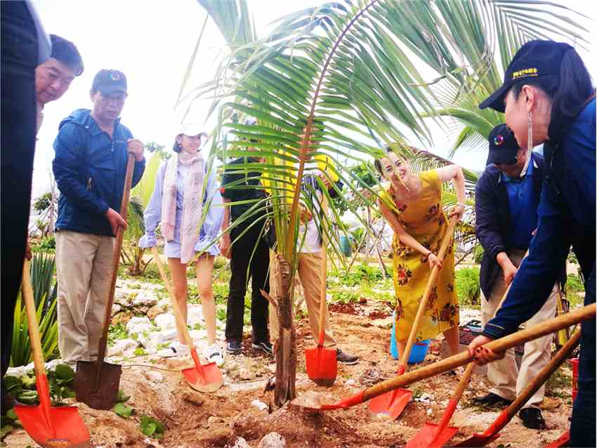 佟丽娅美丽新疆裙摆舞动三沙 传递社会正能量