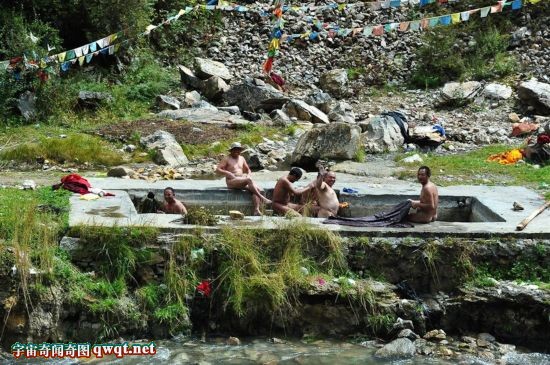 探秘四川牦牛谷天然温泉浴池：一道裸浴风景