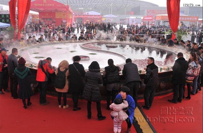 重庆现“天下第一大火锅” 50人可同时开烫