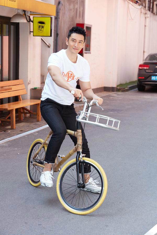 黄晓明骑竹制自行车倡导环保 将在内蒙古种一万颗树