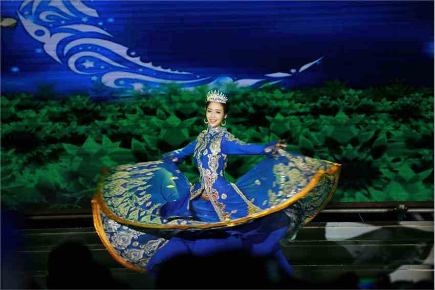 佟丽娅美丽新疆裙摆舞动三沙 传递社会正能量