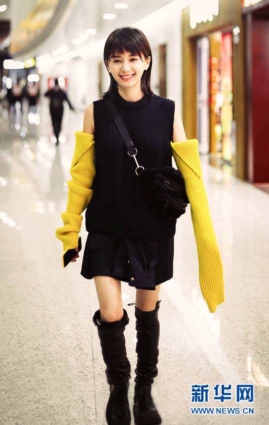 王子文深夜现身上海某机场 笑容满面心情好 图