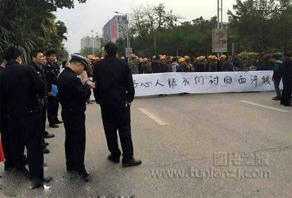 广西30多名民工堵路讨薪 拉横幅要好心帮忙