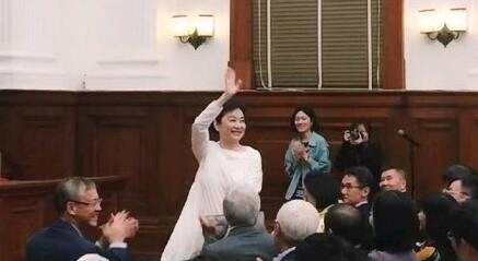 林青霞现身浙江乌镇戏剧节 毫无巨星架子亲民挥手打招呼