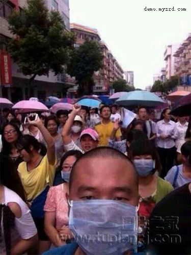 广东博罗上千人自发广场聚集 表达对垃圾场的诉求