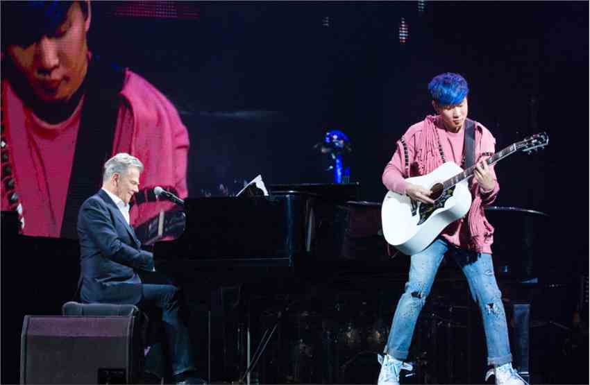 众星齐聚现场 林俊杰北京演唱会与观众共度520