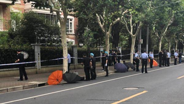 上海一男子在学校门口持刀伤人 2名小学生遇难