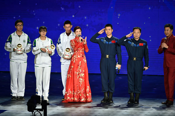 2017卫视春晚齐打亲情牌 湖南卫视小年夜打头阵