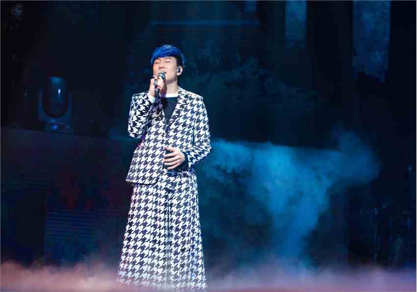 众星齐聚现场 林俊杰北京演唱会与观众共度520