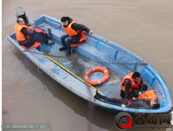 四川-女司机驾车冲破护栏坠入江中 不幸身亡(打