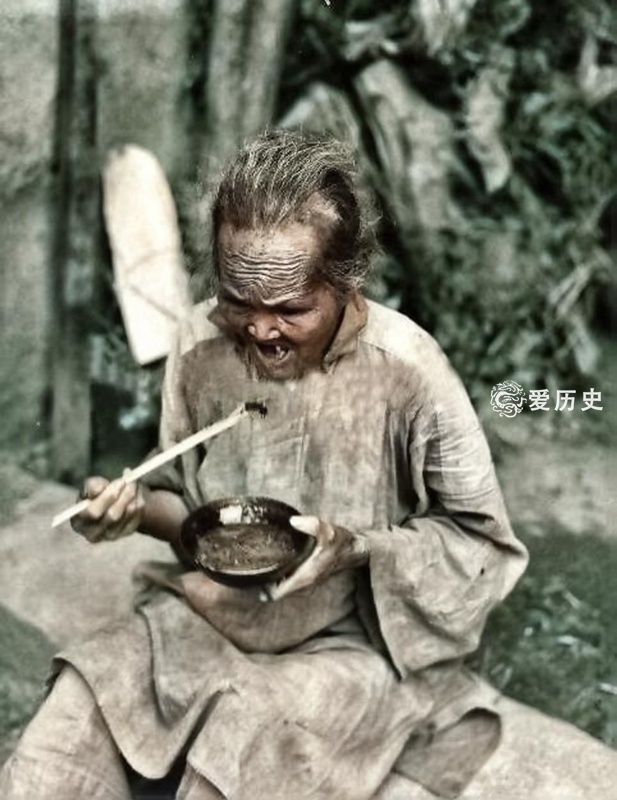 1937年四川大饥荒饿殍载道的上色彩照倒毙的孩子爬满苍蝇