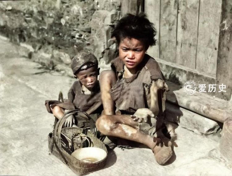 1937年四川大饥荒饿殍载道的上色彩照倒毙的孩子爬满苍蝇