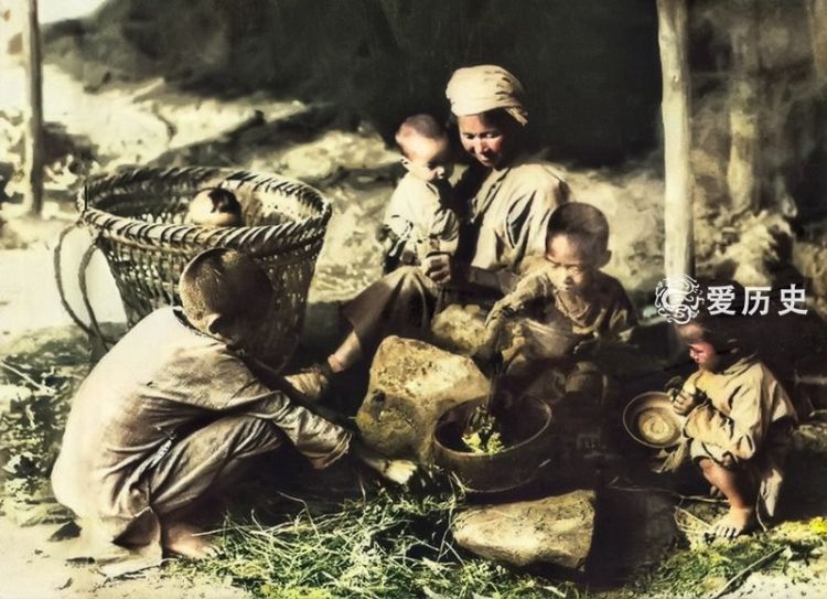 1937年四川大饥荒饿殍载道的上色彩照倒毙的孩子爬满苍蝇