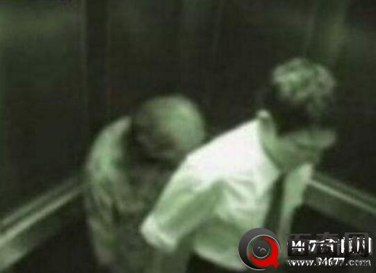 上海电梯灵异事件视频,男子身后尾随一老太鬼魂