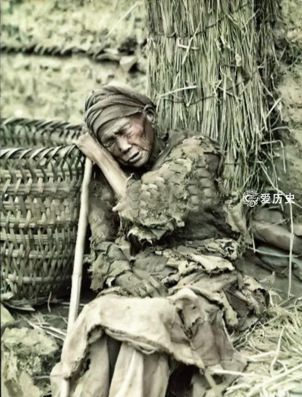1937年四川大饥荒饿殍载道的上色彩照倒毙的孩子爬满苍蝇