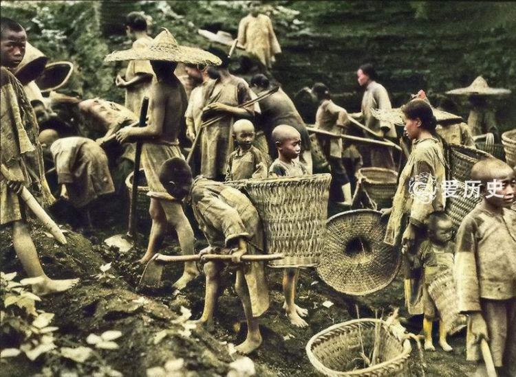 1937年四川大饥荒饿殍载道的上色彩照倒毙的孩子爬满苍蝇