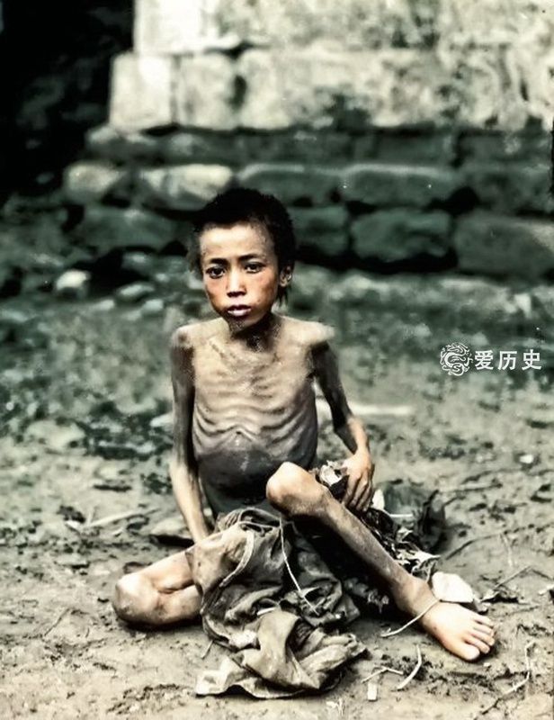 1937年四川大饥荒饿殍载道的上色彩照倒毙的孩子爬满苍蝇