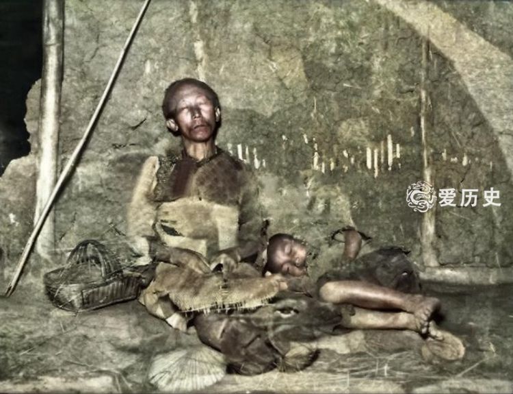 1937年四川大饥荒饿殍载道的上色彩照倒毙的孩子爬满苍蝇