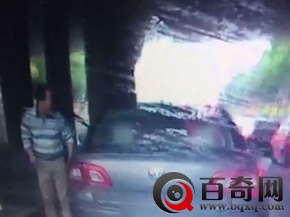 父亲下车捡回抛物 上海父亲批评孩子车窗抛物并下车捡回 用实际行动带动身边