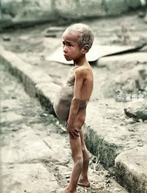 1937年四川大饥荒饿殍载道的上色彩照倒毙的孩子爬满苍蝇