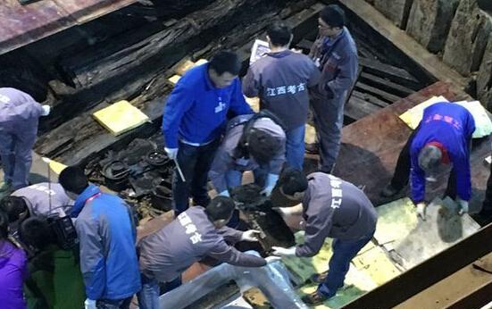 南昌海昏侯墓关键性文物运往北京 包括内棺玉器