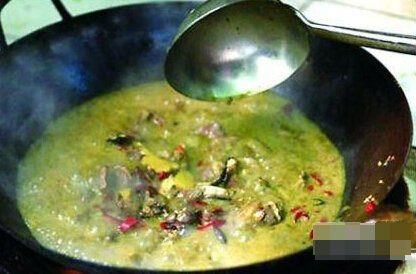 贵州流行重口味牛粪火锅 你敢试试么？